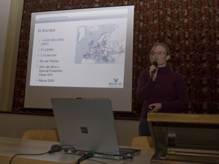 Eva Inderwildi vom SVS stellt die Important Bird Areas vor